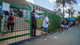 volunteer waiting for vaccine at State School Jardim das Rosas