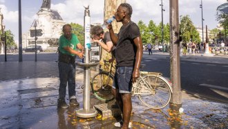 people staying cool during heat wave