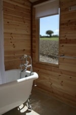 glamping-hampshire-cedar-valley-bathroom